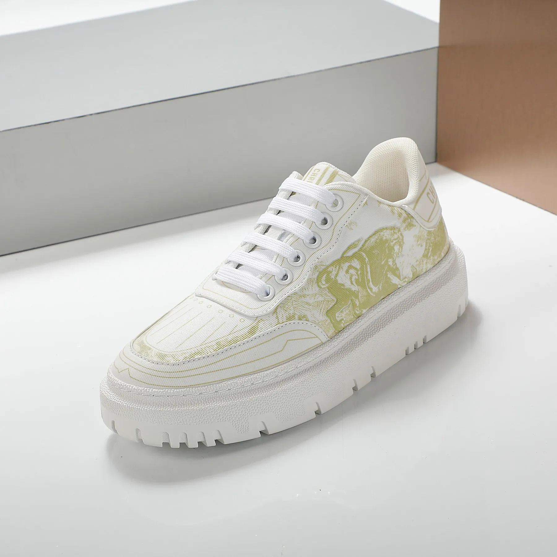 👟👟Ex-factory price 460👟👟 2021ssDior casual white shoes, the same style as the ready-to-wear series 1️⃣Original mold opening 2️⃣Original cowhide➕Breathable mesh lining 3️⃣TPU evacuation outsole 4️⃣Injected latex sheepskin feet 5️⃣Full package at the counter Code number 35-40 (41 can be customized)